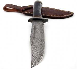 Cuchillo de exterior de acero de Damasco hecho a mano con mango de cuerno oscuro, doble ranura Fuller y funda de cuero - Product Image 3