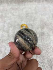 Sphère de pierre de lune noire aux tons anthracite profonds, à l'éclat doux, de forme arrondie, au polissage lisse et au caractère minéral mystérieux - Product Image 1