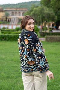 Chaqueta de terciopelo negro hecha a mano para mujer con bordado Suzani, mangas largas, colección de ropa exterior de moda étnica. - Product Image 3