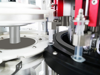 Machine d'étiquetage rotative automatique intelligente à haut niveau de sécurité pour la ligne d'assemblage des seringues pour tube d'injection prérempli