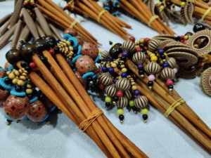 Palillo para el Cabello de Madera Ligero y Ecológico Hecho a Mano con Cuentas, Flores, Borlas y Conchas |   Accesorios para el Cabello con Pasadores Étnicos para Mujer - Product Image 5