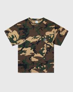 เสื้อยืดเจอร์ซีย์แขนสั้นผู้ชายลายพรางสีชมพูพร้อมกระเป๋าด้านหน้าและโลโก้ - Product Image 5