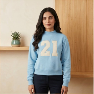 เสื้อสเวตเชิ้ตคอกลมสีฟ้าอ่อนสำหรับผู้หญิง พิมพ์ลายหมายเลข 21 ปักโลโก้ลายตาราง สำหรับชมรมพี่น้องในมหาวิทยาลัย หรือชมรมกิจกรรมนักศึกษากรีก - Product Image 1