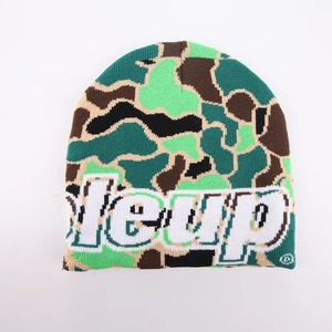 Bonnet d'hiver en acrylique tricoté camouflage avec logo jacquard personnalisé et revers à logo, style bonnet court - Product Image 1