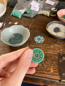 ต่างหูแฟชั่นใหม่ประดับลูกปัดโลหะผสมสังกะสี งานปักมือ สีตามสั่ง แบรนด์ FAIZA CRAFT สำหรับผู้หญิงและเด็กผู้หญิง-เหมาะสำหรับงานปาร์ตี้และเป็นของขวัญ - Product Image 2