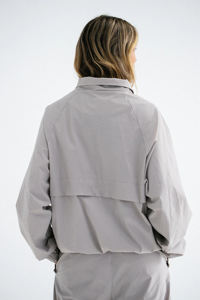 Conjuntos de nailon extragrandes para mujer con logotipo personalizado al por mayor, chaqueta cortavientos con cremallera y pantalones, chándal de nailon cortavientos para mujer - Product Image 2