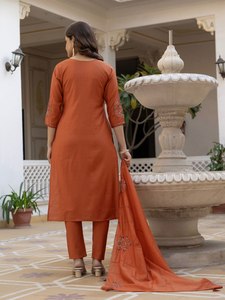 Ensemble Kurti et pantalon en viscose pure de qualité supérieure, style Mango Silk, avec dupatta en soie Maslin brodée |   Vêtements ethniques pour femmes |   Vente en gros - Product Image 3