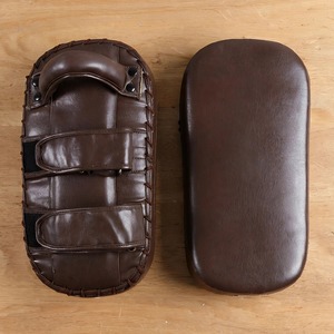 Cible de frappe Muay Thai personnalisée - Cible d'entraînement en cuir PU marron - Cible de frappe robuste pour l'entraînement de MMA et de boxe avec absorption des chocs - Product Image 3
