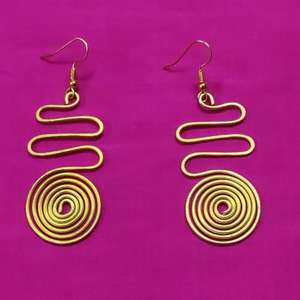 Pendientes de latón con acabado brillante y mate, de última tendencia - joyería artesanal sin plomo. - Product Image 2