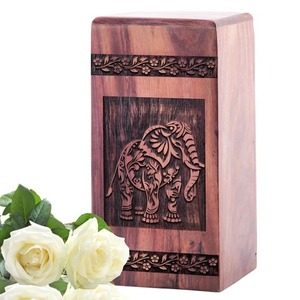 Urne funéraire rectangulaire en bois naturel avec motif sculpté de lune et d'arbre pour cendres humaines adultes - Product Image 3