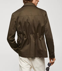 เสื้อแจ็คเก็ตผู้ชายผ้าฝ้ายหลายกระเป๋า สไตล์ซาฟารี สำหรับกิจกรรมกลางแจ้ง ติดกระดุม แขนยาว ลำลอง ใส่ทำงานได้ รับผลิตแบบ OEM ODM ขายส่งจำนวนมาก - Product Image 3