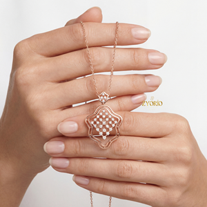 Collar de Plata de Ley con Colgante de Diamante Cultivado en Laboratorio Chapado en Oro para Mujer, con Diseño Moderno y Sostenible - Product Image 4