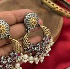 Boucles d'oreilles de créateur Royal Pearl Jhumka en forme de lune en or antique pour fiançailles et fête Accessoire de mode pour femmes - Product Image 2