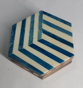 Ensemble de sous-verres en résine écologique avec verre incrusté et bois Modèle unique de peinture ronde de style amour pour les cadeaux d'affaires et d'artisanat - Product Image 4