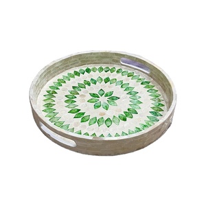 Bandeja de servir hecha a mano con incrustaciones de nácar verde y marfil. - Product Image 1