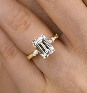 Bague de fiançailles solitaire en or jaune massif 14 carats avec diamant de laboratoire taille émeraude 2,50 carats de qualité supérieure, VS+, certifié IGI, accent flottant - Product Image 2