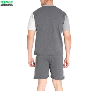 ชุดเซ็ตคู่สีพรีเมียมสำหรับผู้ชาย - เสื้อยืดคอกลมแขนสั้นสามสีทันสมัยพร้อมกางเกงเข้าชุดสวมใส่สบาย - Product Image 5