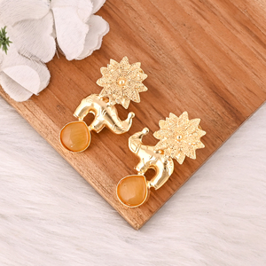 Boucles d'oreilles élégantes en laiton plaqué or jaune avec pierre œil-de-chat, bijoux de créateur tendance pour femmes - Product Image 2