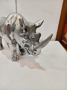 Figurine de rhinocéros en argent poli, sculpture d'animal détaillée, décoration de table de luxe, art animalier, cadeau pour la maison - Product Image 3