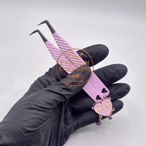 Pince à épiler professionnelle à pointe en fibre pour extensions de cils, revêtement poudré rose vif à 90 degrés, personnalisable avec logo, outil de beauté pour porte-clés - Product Image 1