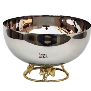 Bol de service en métal au design classique et finitions argentées pour la cuisine et la table, idéal pour servir de délicieux plats et desserts - Product Image 1