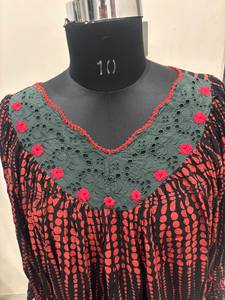 Robe Western Rouge à Pois de Haute Qualité, Col en V, Manches Longues Évasées, Empiècement Brodé, Coupe Ample, Longueur Genou, Décontractée, Vente en Gros - Product Image 2