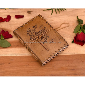 Diario de cuero hecho a mano por un diseñador, diario ligero artesanal con sistema de cierre, regalo de recuerdo de la India. - Product Image 5
