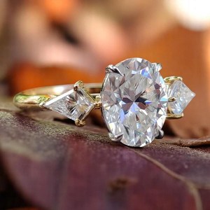 Bague à trois pierres en or massif 18 carats avec diamant ovale de 2,01 carats et diamant de laboratoire taille cerf-volant latérale, bijou raffiné pour mariage, fête et occasions spéciales, pour les amoureux - Product Image 6