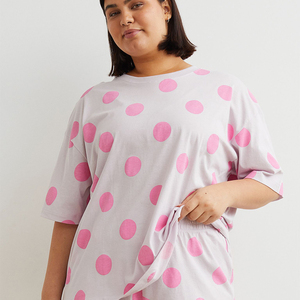 Conjunto de 2 Piezas para Mujer, Verano, Top Corto sin Mangas y Tirantes, Pantalones Cortos hasta la Rodilla, Poliéster/Algodón, Ropa de Dormir Informal, Logotipo Personalizado - Product Image 1