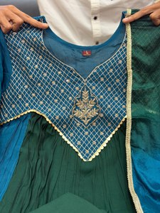 Traje Anarkali Tradicional Indio-Pakistaní Verde con Dupatta Bordada, Vestido Étnico para Mujer, Largo hasta el Tobillo, Corte Holgado - Product Image 5