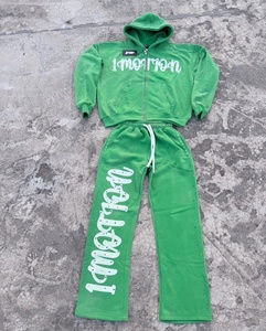 Conjunto de chándal de streetwear personalizado con pedrería, de forro polar grueso, con sudadera con capucha de cremallera completa con cristales incrustados y pantalones de chándal estampados de pierna ancha - Product Image 4