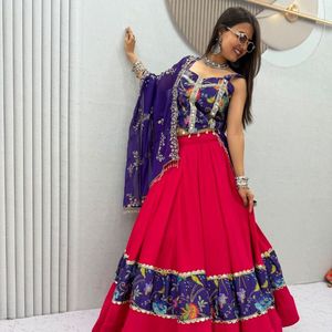 Lehenga Choli en coton premium pour Navratri avec un véritable travail de miroir, un chemisier en soie imprimée et un dupatta brodé de sequins et de fils épais. - Product Image 2