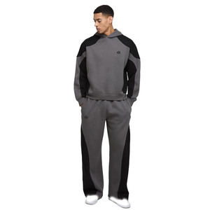 Conjunto Deportivo para Hombre de Dos Piezas, Sudadera con Capucha Personalizada y Pantalones Deportivos de Corte Holgado, en Felpa Gris y Negra, Estilo Moderno para Invierno - Product Image 1