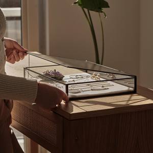 Diseñado para realzar cada brillo, este organizador de metal y vidrio permite que tus joyas brillen incluso cuando están seguramente guardadas. - Product Image 6