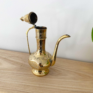 Carafe classique en laiton conique avec gravure florale, bec long et courbé, pichet à eau traditionnel, carafe décorative en métal - Product Image 4