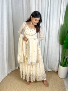 Élégante Robe Anarkali Crème Brodée, Tenue Traditionnelle Indienne pour Mariage, en Faux Georgette avec Broderie et Sequins, avec Pantalon - Product Image 2