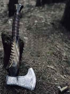 Hacha Tomahawk Hecha a Mano con Mango de Madera Grabado, Hoja de Acero Forjado, Funda de Cuero, Hacha de Supervivencia con 5 Pulgadas de Filo de Corte - Product Image 4