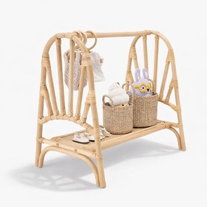 Barra de ratán para colgar vestidos y faldas de muñecas, soporte de madera natural de alta calidad para ropa de muñecas. - Product Image 1