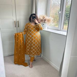 Conjunto de Pantalón y Top VASTRA COTTAGE en Faux Georgette con Bordado de Lentejuelas Hecho a Mano, Mangas de Encaje Moti y Forro Interior Micro - Product Image 4