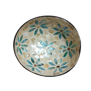 Tazón de cáscara de coco con detalles grabados a mano, material ecológico, textura pulida elegante para cocinas modernas. - Product Image 1