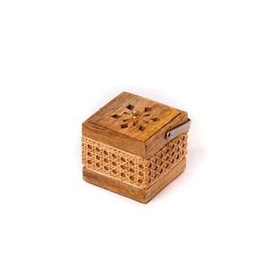 Quemador de Incienso Cuadrado de Madera y Ratán al por Mayor, Incensario de Lujo para Bakhoor con Asa Metálica, Decoración Moderna para Mesa de Ramadán - Product Image 1