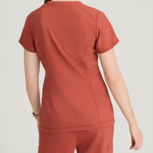 เสื้อสครับคอวีสำหรับผู้หญิง สีแดงเลือดหมู ผ้าเจอร์ซีย์คอตตอน 100% เสื้อคลุมยูนิฟอร์มโรงพยาบาล มีกระเป๋าและช่องตรวจจับเข็ม สำหรับบุคลากรทางการแพทย์ - Product Image 2