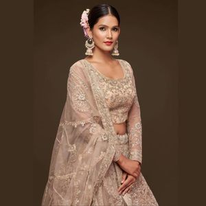 Lehenga Choli de Diseño en Tela Suave con Bordado de Hilo Zari Badla y Dori Brillante |   Vestido de Novia Semi-Cosido - Product Image 2