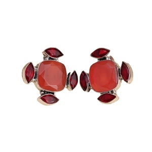 Pendientes de Plata Oxidada Antigua con Colgante de Campana, Engaste de Bisel con Gema Roja de Corte Pera y Zirconia de Corte Flor, Diseño Clásico para Boda - Product Image 1