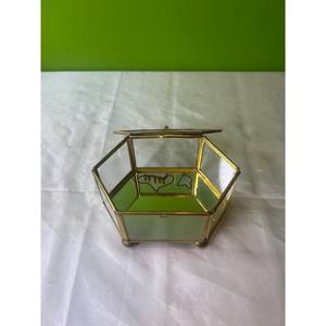 Paneles de vidrio que amplifican la luz, realzando el brillo de tus accesorios, una manera elegante de mantener las cadenas delicadas bien organizadas. - Product Image 1