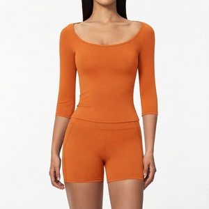 Ensemble de vêtements de sport pour femmes, tenue de fitness et yoga, nouveau style 2026, col rond, short et haut à col rond - Product Image 1