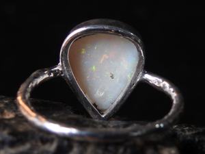 Anillo de Boda con Ópalo Australiano Sólido en Engaste de Bisel - Plata - Piedra de Nacimiento de Octubre - Talla 6US - Joyería Clásica Hecha a Mano para Regalo - Product Image 6