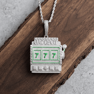 Collier pendentif Hip Hop Iced Out Bling 777 Jackpot en forme de machine à sous - Product Image 1