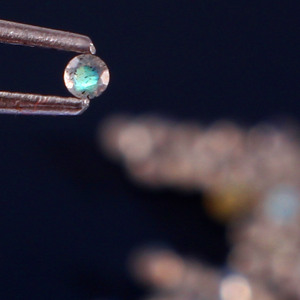 Labradorite Ronde 1,5 mm Taillée, Pierre Précieuse en Vrac, Fournisseur d'Usine, Prix Compétitif, Qualité Supérieure pour la Fabrication de Bijoux, Vente en Gros - Product Image 1