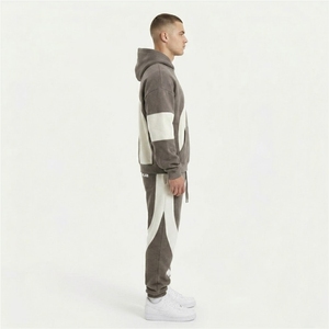 Ensemble de survêtement en molleton marron pour homme avec logo personnalisé, sweat à capuche et pantalon de jogging, panneaux contrastants, style streetwear, ensemble deux pièces - Product Image 3